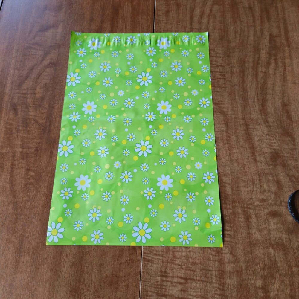 Lime Green Daisy Flower Polymailers 25 ct. 10x13